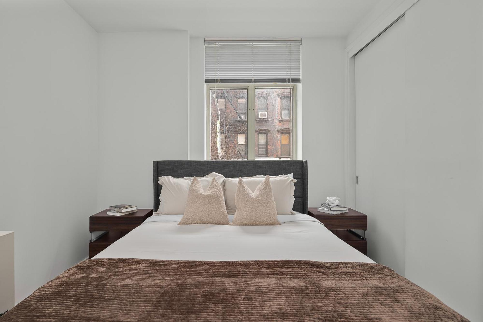 Pangsapuri Modern 2br Steps From New York's Iconic Broadway